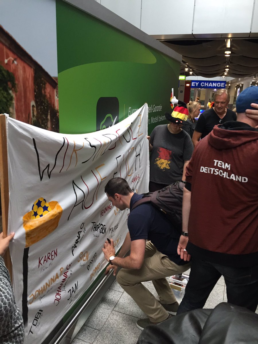 (JS) grandioser Empfang durch den SKC des #wirfuerd-Korfballteams am Flughafen Düsseldorf. Im Gepäck vom #TWG2017: Platz 4😀.Wir Danken sehr