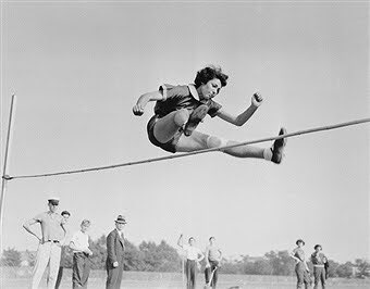 groseguini's tweet photo. Morreu Margaret Bergmann, saltadora judia que os alemães vetaram nos Jogos de 36. Lutou 70 anos por reconhecimento. https://t.co/bAUJEL6HHo https://t.co/2PcDMpK12D