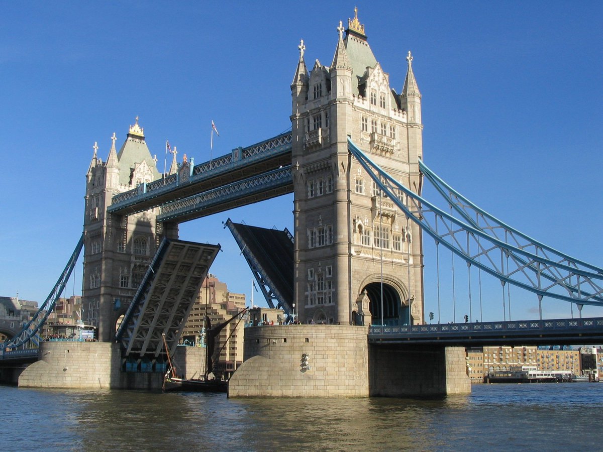 TowerBridge's tweet photo. Did you know that each of Tower Bridge's opening bascules weigh 1,200 tons?#WednesdayWisdom https://t.co/9mrsAPPBxn