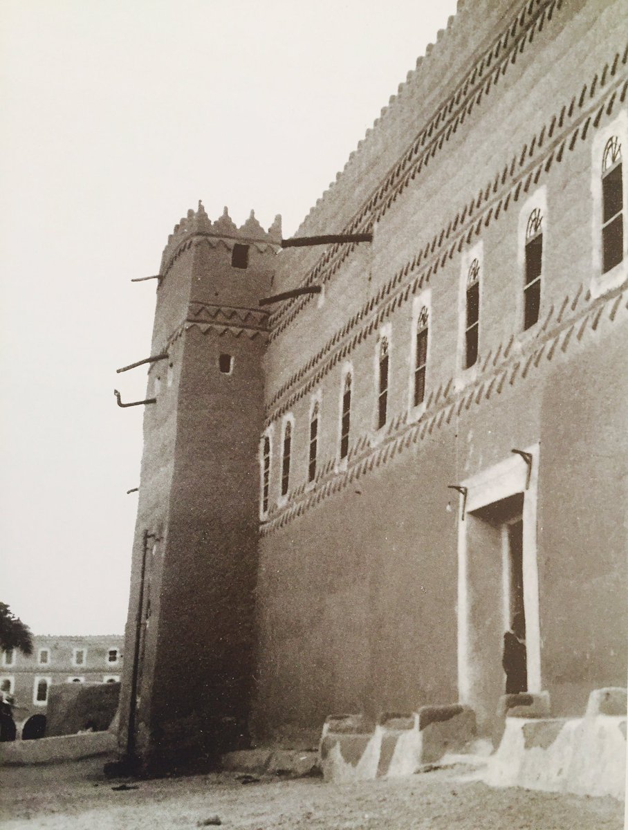 قصر البديعة مقر الضيافة الرسمي على ضفاف وادي #حنيفة في بلد #الرياض_القديمة تصوير غاوري 1358هـ 1939م.