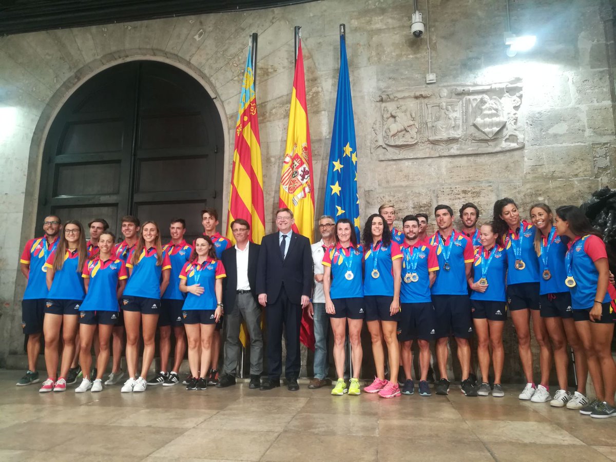 generalitat's tweet photo. 🏊🚴🏃 @ximopuig felicita els i les triatletes guanyadors del campionat d'Espanya per autonomies al @palauGVA
Enhorabona equip! 👏👏 https://t.co/0nb0vZ9Jdp