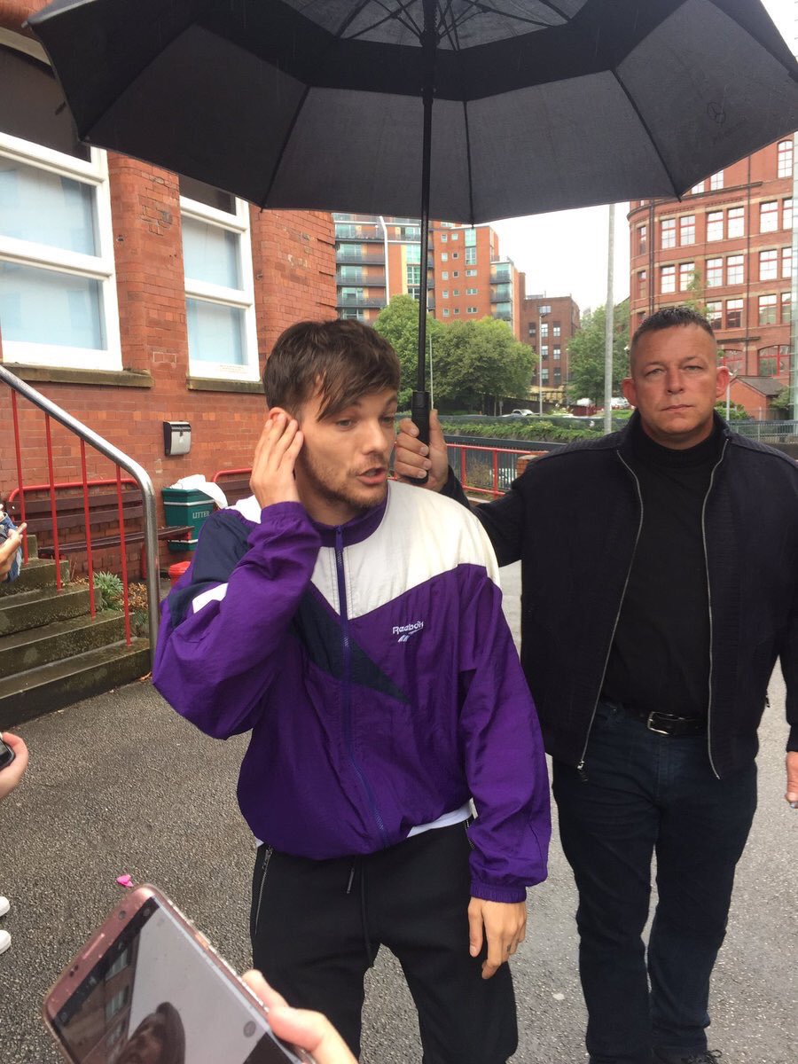 LouisPromoSquad's tweet photo. LOUIS LOOKS SO GOOD WITH THIS NEW HAIRCUT https://t.co/9qpR8wzsDC