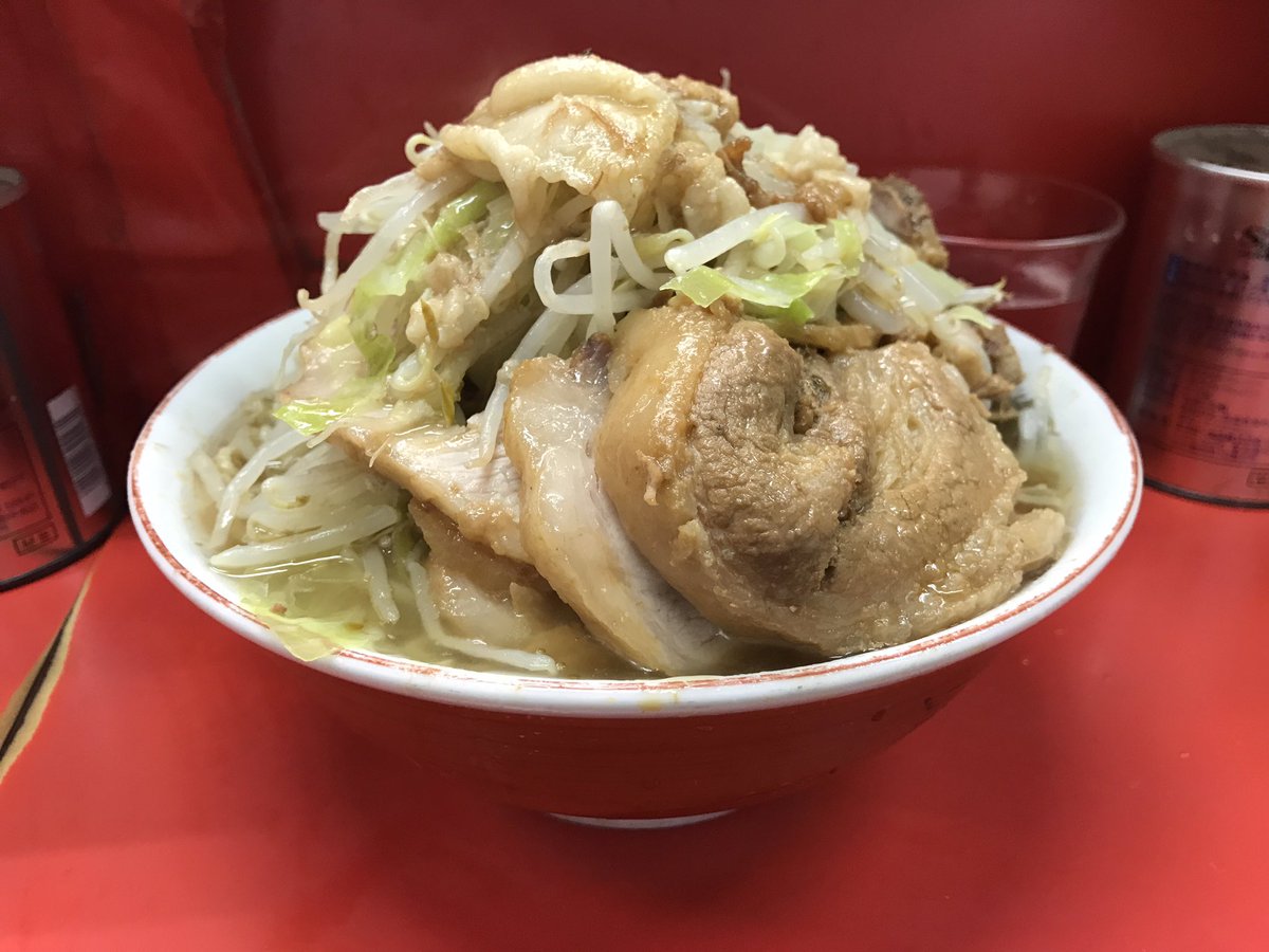 でかもも En Twitter ラーメン二郎 三田本店 小豚ダブル やさい 脂 からめ 久しぶりのホーム 三田 今日は総帥が監督で助手さんが麺上げ Jr 氏の麺が味わえなかったのは残念だったけど 総帥仕込みの量多めのワシワシ麺は 凶悪な量の豚と相まって食べ応え満点