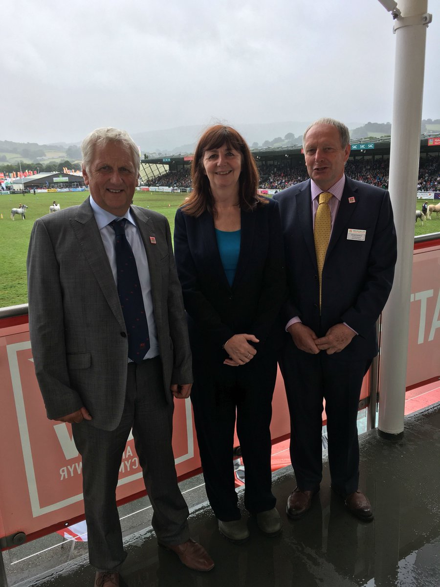 WGClimateChange's tweet photo. Good to catch up with @NFUCymru @FUWPress @CLATweets at #RoyalWelshShow #RWS17 https://t.co/yPxLohOCY1
