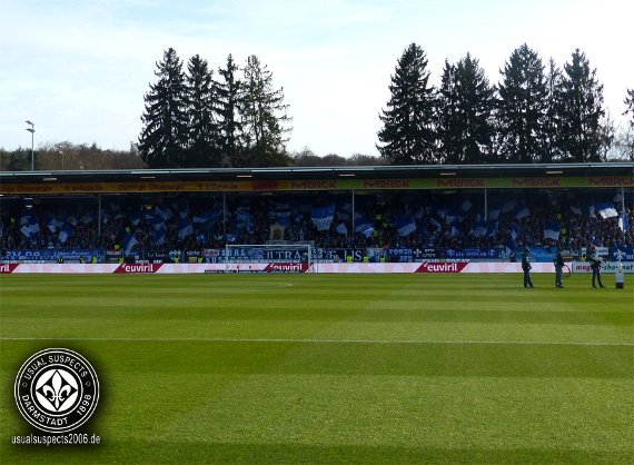FasziFankurve's tweet photo. #Block1898 will Stimmung auf #Südtribüne #Darmstadt verbessern &amp; sich nicht nur auf Zentrum konzentieren: #Lilien https://t.co/HcqrrV1AH5 https://t.co/6GTJCcyDYV