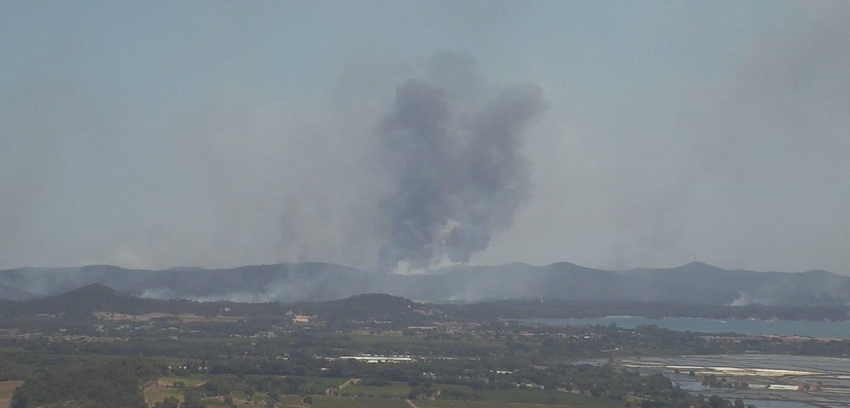 26/07 13h30 #feu #Bormes. Plus de 540 pompiers et une centaine de véhicules sont sur place pour contenir front de flamme toujours actif.