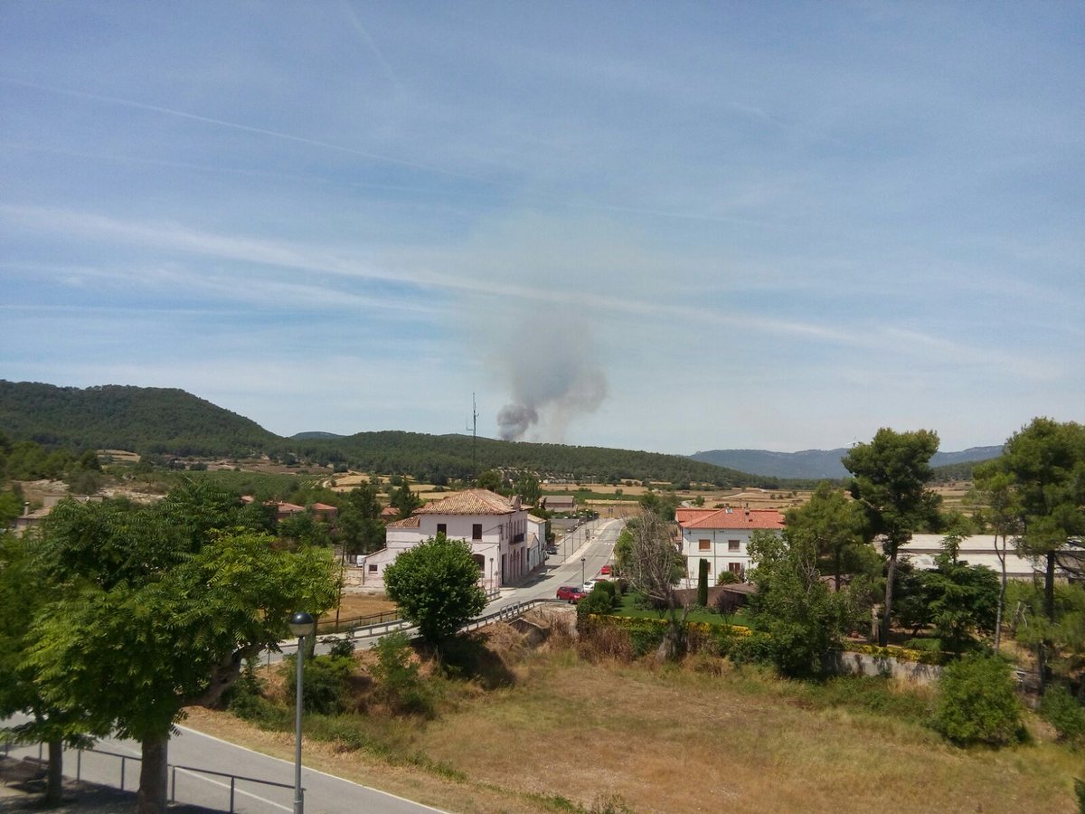 meteollac's tweet photo. L'incendi de #Pontils cada vegada més gran. El situen entre St Magí de la Brufaganya i Miralles. https://t.co/XvQy3dWi2s