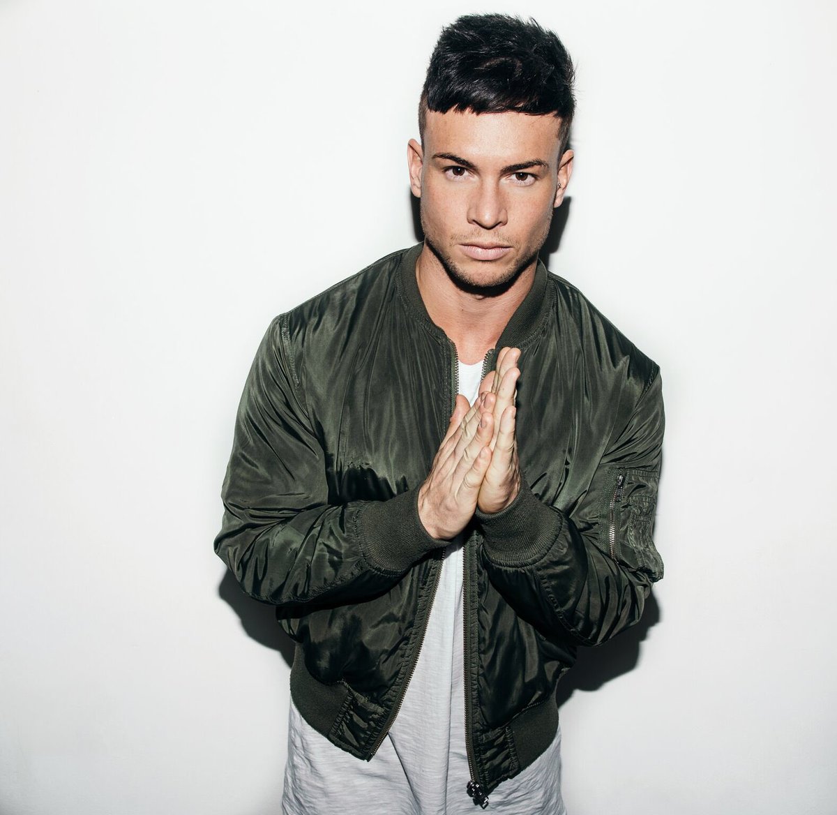 TheWhiteHorse_'s tweet photo. He's back, Our man @JoelCorry will be live on the decks tonight @TheWhiteHorse_  #3rdyearback #royalwelsh 🎧🔊🚀 https://t.co/0mPiBTHaff