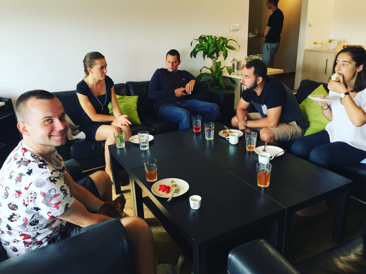 sizeid's tweet image. Dnešní dopoledne u nás v @sizeid probíhalo netradičně. Pozvali jsme investory "na slovíčko" a na skvělou snídani! 🍰🌭🍓