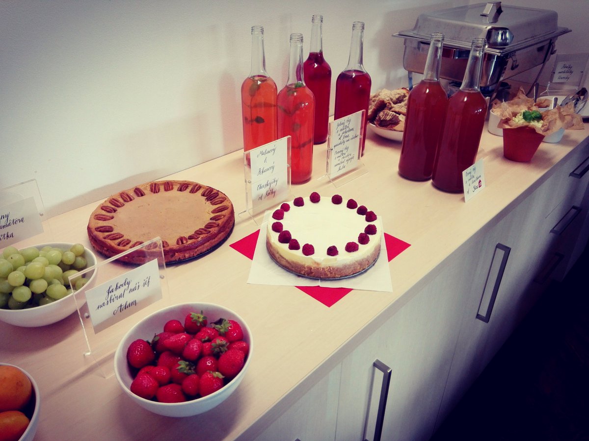 sizeid's tweet image. Dnešní dopoledne u nás v @sizeid probíhalo netradičně. Pozvali jsme investory "na slovíčko" a na skvělou snídani! 🍰🌭🍓