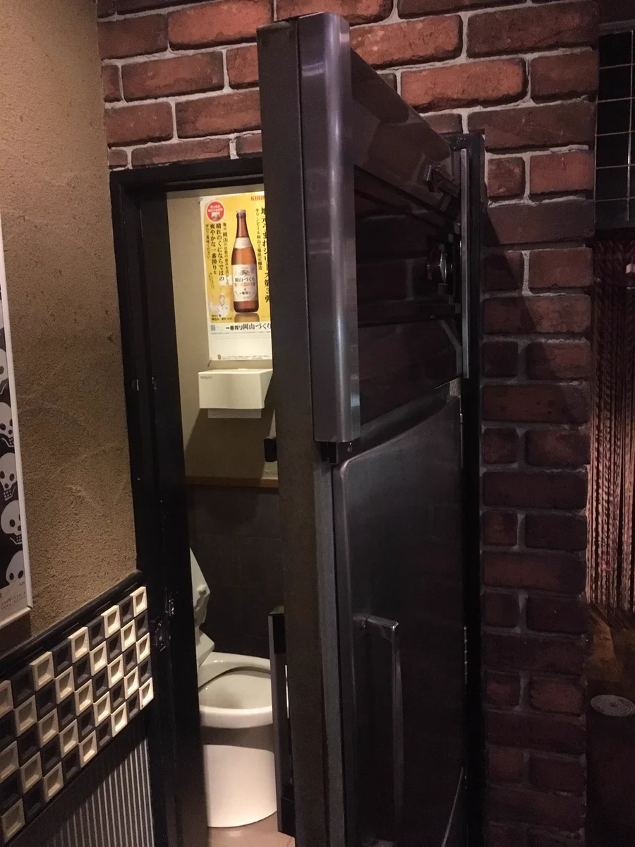 まじかよwwトイレどこか聞いたら冷蔵庫の中って言われて開けたら本当にあったww