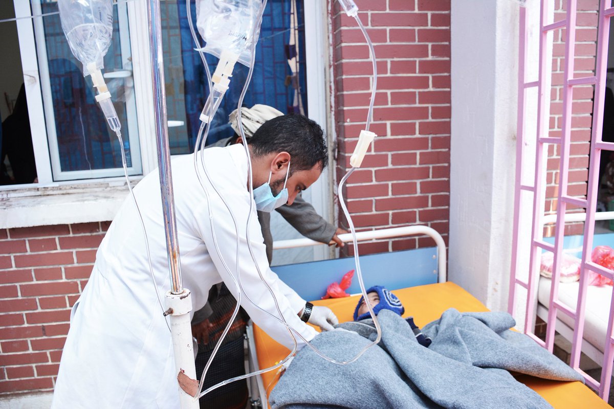 WHO's tweet photo. Doctors, nurses and other essential health staff in #Yemen are working around the clock to save lives https://t.co/4e3zbMd4Bx #SupportYemen https://t.co/msxrxKWO9e