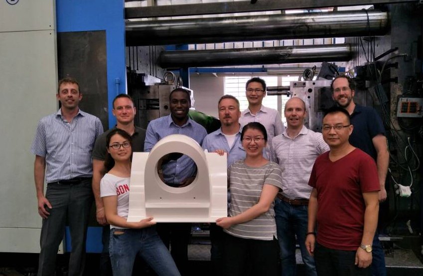 Samen met klant Diehl bezochten onze engineers de proefspuiting voor een nieuwe vliegtuig-toilet-unit. De matrijs wordt in China gebouwd.