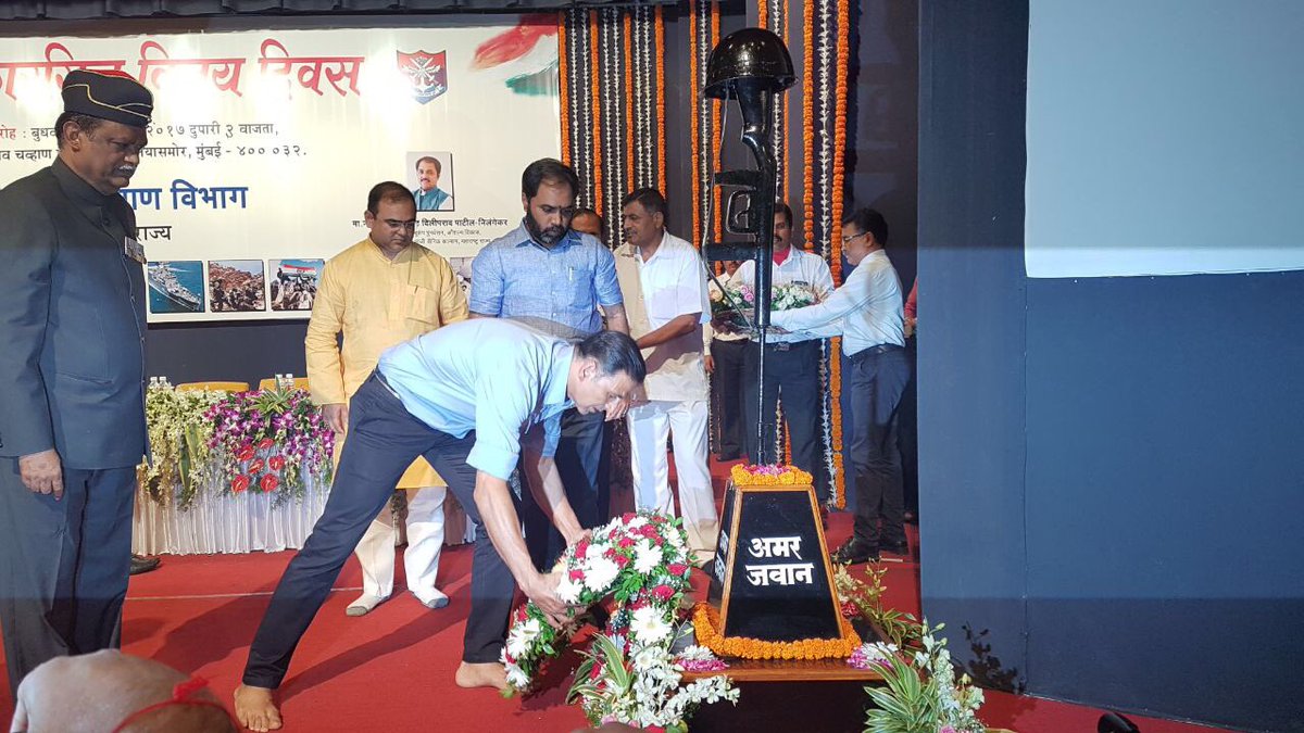 akshaykumar's tweet image. On this 18th #KargilVijayDiwas, my salute to all our brave soldiers for their sacrifices for our country. Aap hain to hum hain 🙏🏻