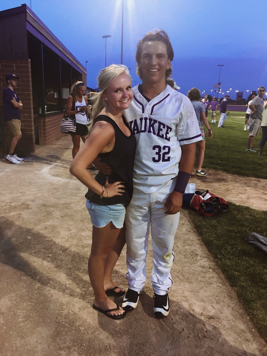 iandzmom's tweet photo. Get at it Waukee Baseball #bleachon.  #braidon https://t.co/aED0Qna7Sw