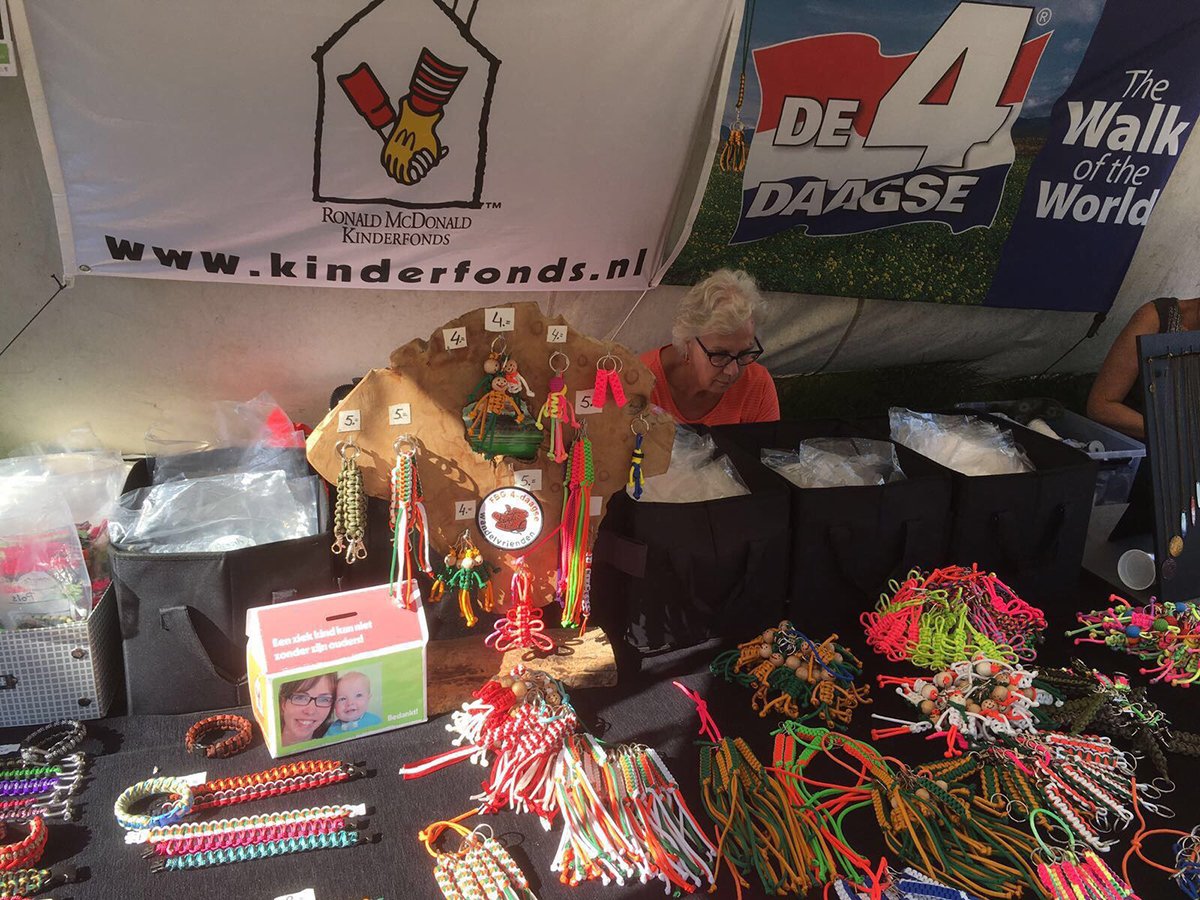 Kinderfonds's tweet photo. Voor 5e keer verkocht Joke op @RamblasNijmegen tijdens #4d17 oa zelfgemaakte armbandjes. Met succes, want in 5jr tijd = opbrengst โฌ6.484,87! https://t.co/1VolFJDXJg