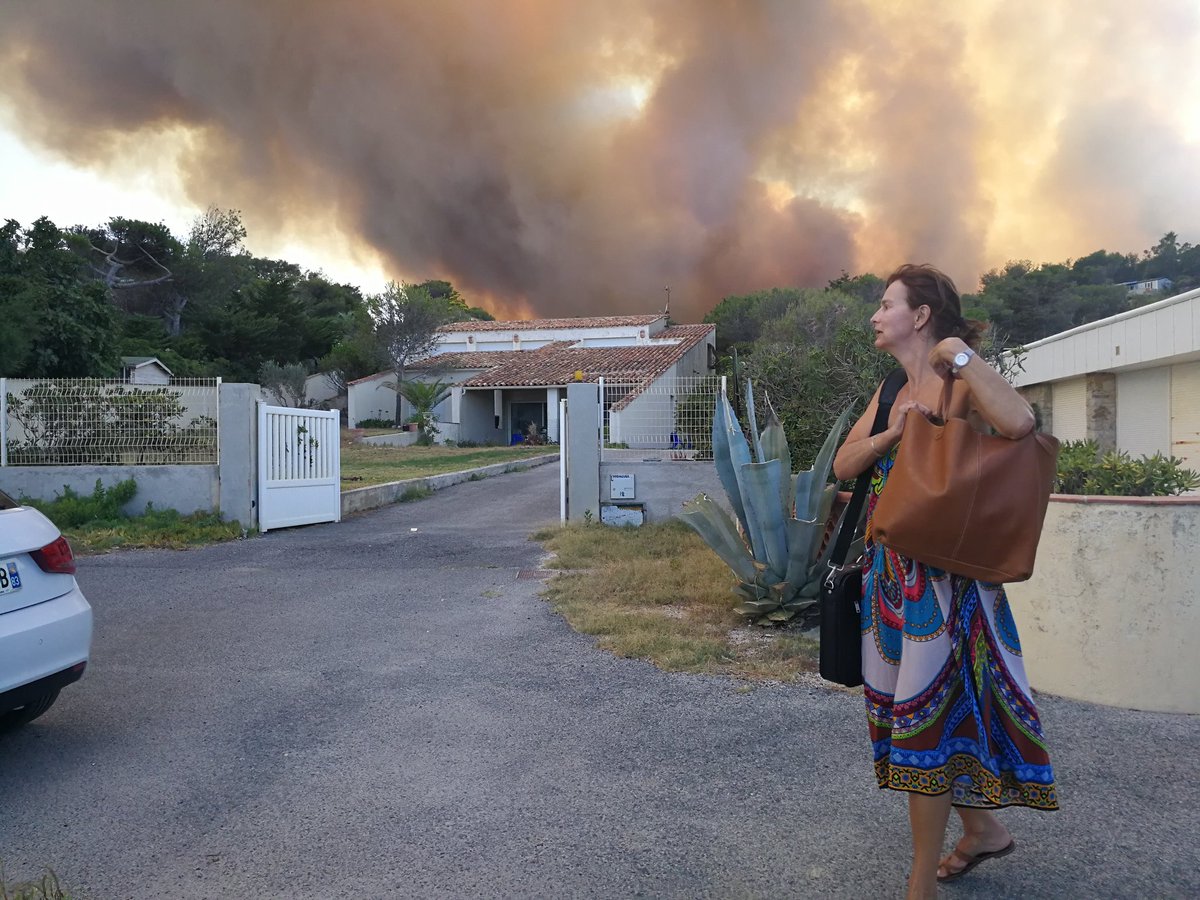 OlivierHertel's tweet photo. #incendie Tout le monde se regroupe sur la plage de la Faviere https://t.co/Cm3C8qqry6