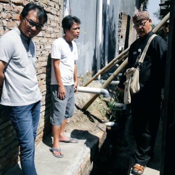 Boedhi1965's tweet photo. @ridwankamil Lurah Rancanumpang Rabusore #MapayLembur dialog & meninjau aktivitas warga dlm perbaikan kirmir saluran pembuangan RT.05 RW.08 https://t.co/Pwio9xIEEl