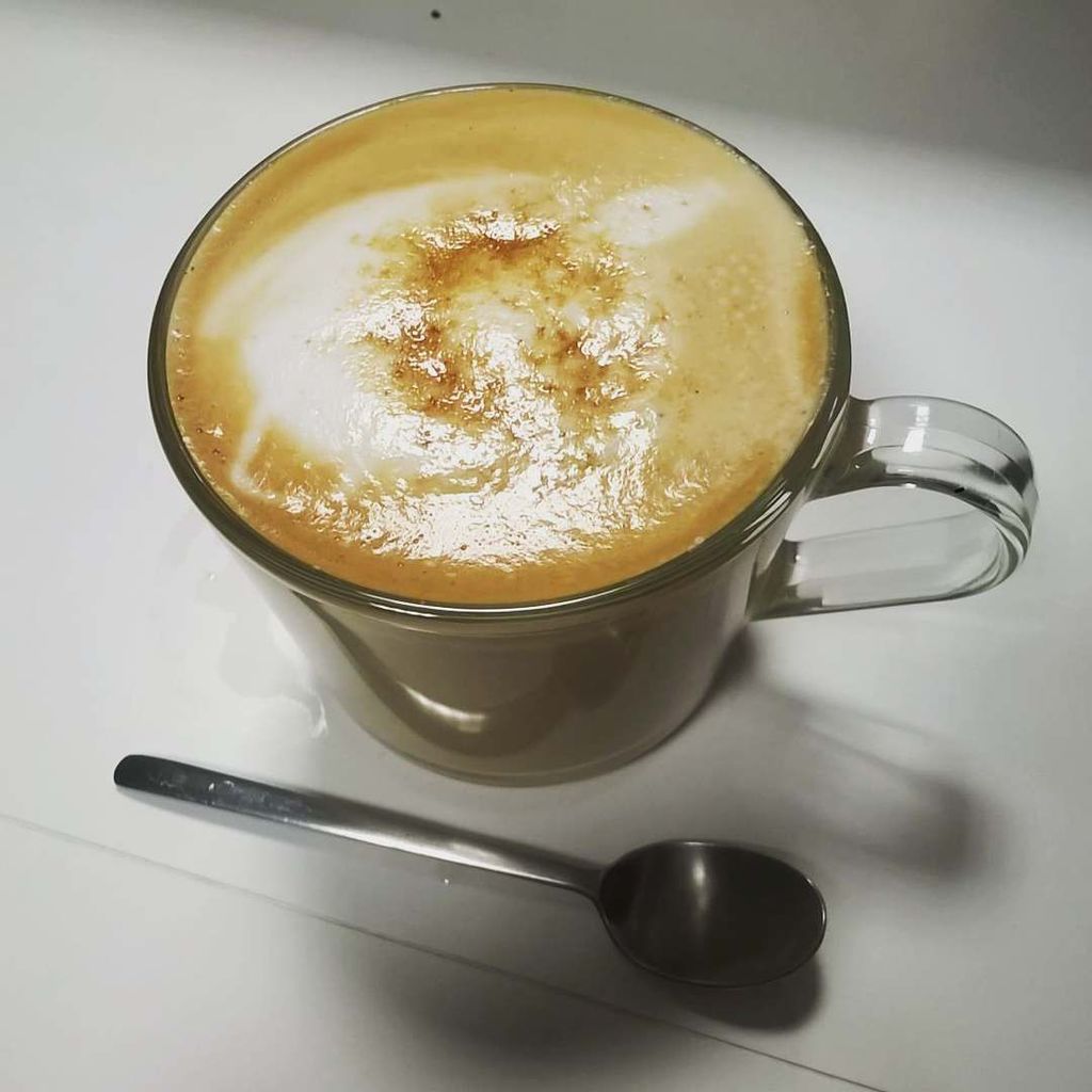 Je libo karamelové capuccino? V Nekavárně oslavujeme návrat kávovaru z opravy! #nekavárna #brno #besteto #mergado #reglendo #coffee #always…