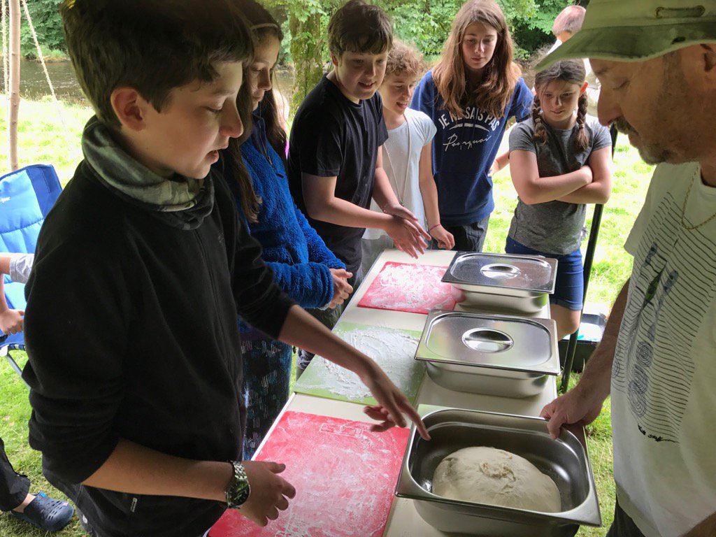 KinetonScouts's tweet photo. Learning how to make bread in a campfire oven 🥖🍞 https://t.co/8zzVecGLGk