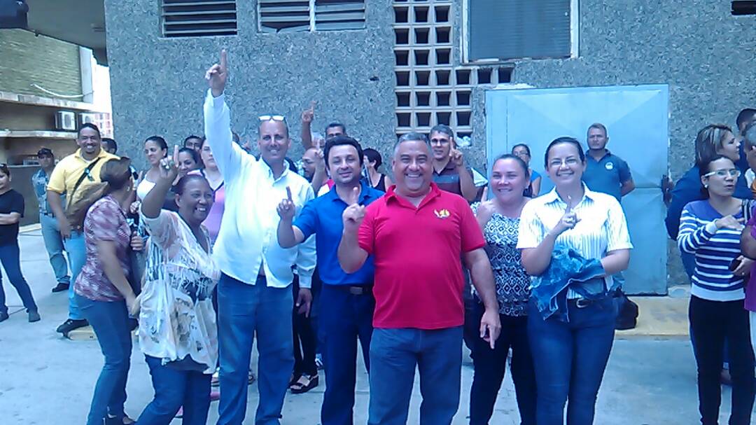 ElbanoFBST's tweet photo. En el CLAP obrero del día de ayer! Trabajando en REVOLUCIÓN para los trabajadores! https://t.co/L0iT7sQ6r5