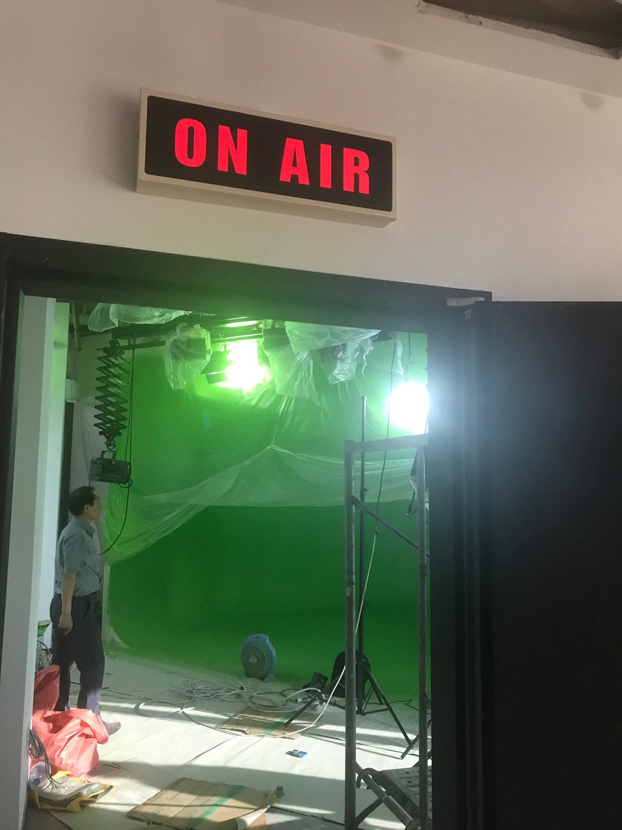 virtualworld_kr's tweet photo. Today's sneak peek : Chroma key setup is almost done &amp; On-air sign works well :)
#VirtualReality #VR #VRCommunity #mixedreality https://t.co/PbS6l42O7M