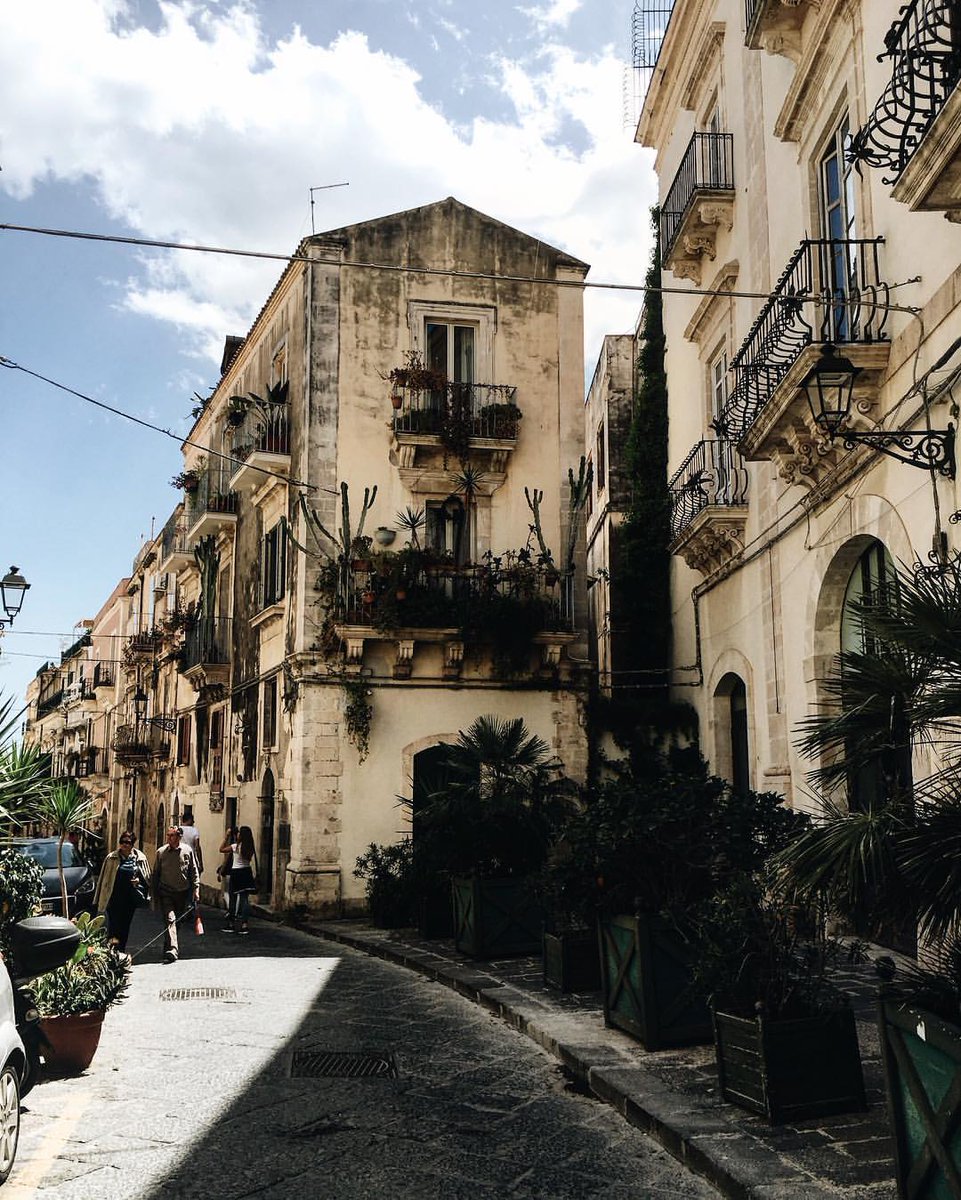 Our favorite walks around the town? We love to walk through the narrow streets #Siracusa ph F.Putrino #visitsicilyinfo #sudestsicily