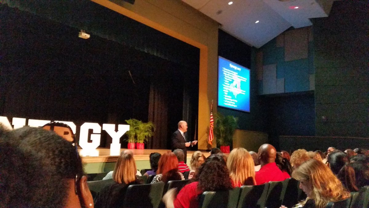 sandra_banky's tweet photo. Dr. Moore charging the course at the first day of Synergy #Synergy2017  @MiamiSup @MDCPS @MDCPSCENTRAL https://t.co/uweKTKfF0B