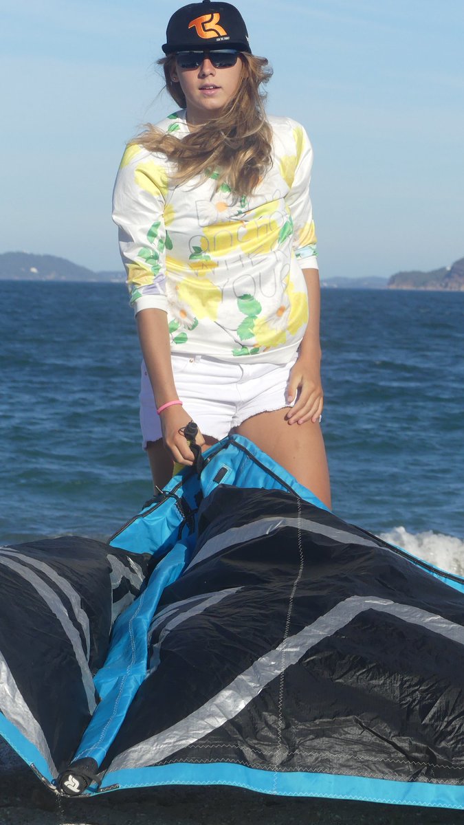 HeloisePegourie's tweet photo. 8h du matin. Motivée. #kitesurf #takoonfamily #kite #kitesurfing #regionzerodechet #regionpaca #sportpaca #kitesista # girls https://t.co/9lKWMj550E