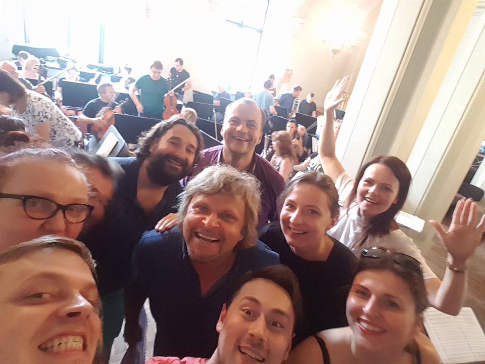 Tenor_Lapins's tweet photo. Fantastiskā "Falstafa" radošā komanda! Izrāde jau sestdien, 29.jūlijā @sigulda_lv . #SiguldasOpermūzikasSvētki, #opera, #Verdi #Falstaff https://t.co/QqwpqxfJ13