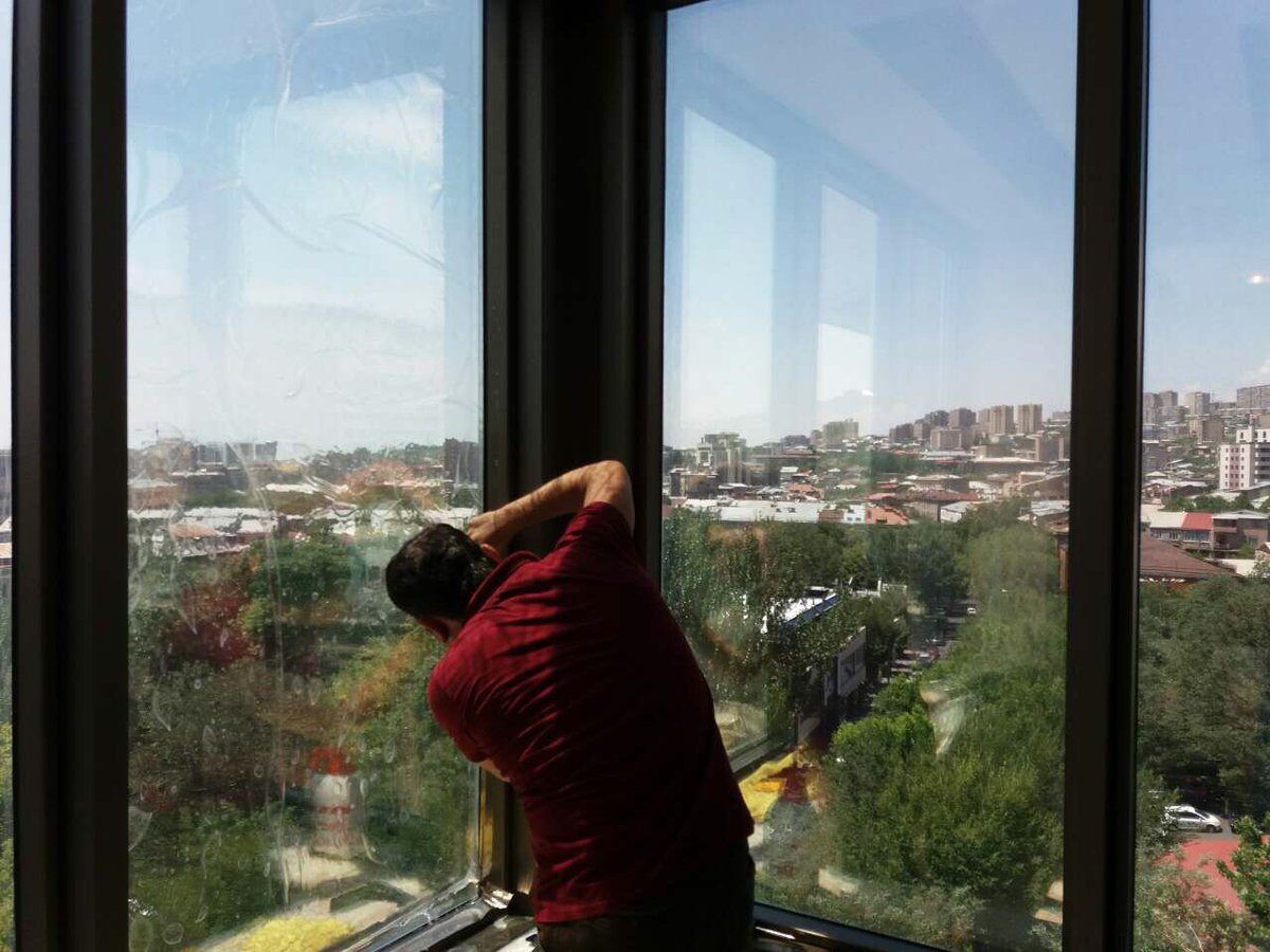 energy_optimum's tweet photo. Այսօր Տերյան փողոցի բնակարաններից մեկում իր աշխատանքը ավարտեց մեր թիմը՝ պատուհաններին փակցնելով արևապաշտպան թաղանթները:☀️☀️☀️ https://t.co/vdnPgmpZ44