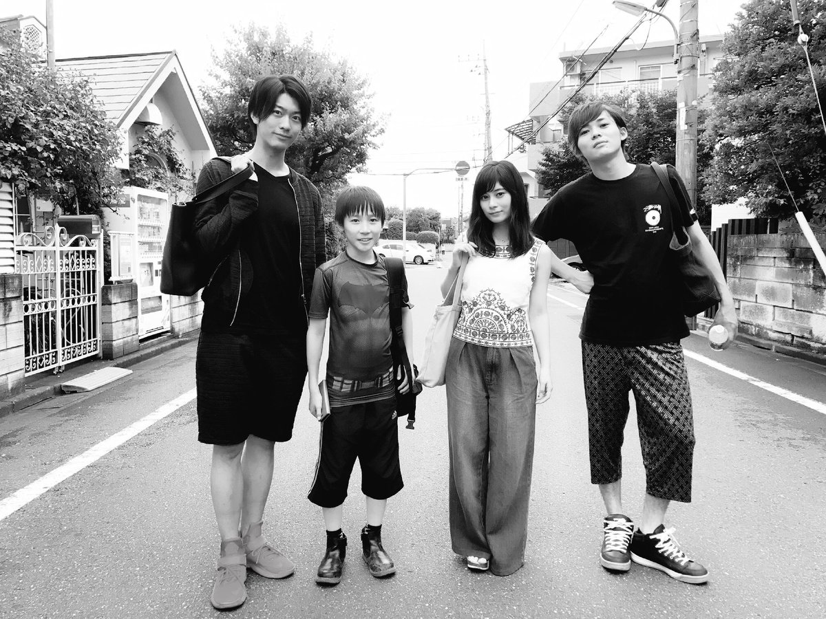 tetsuji_s_1206's tweet photo. しょうちゃんとようすけの格好が本当に兄弟みたいで、写真撮ってたら後ろになんちゃんも入ってきた(桜子ちゃんはようすけの真後ろで見えない)ので立ち止まって並んで写真を撮ってみたらもはやジャケ写みたいなモノが撮れました。 https://t.co/HaJz2ejIpt