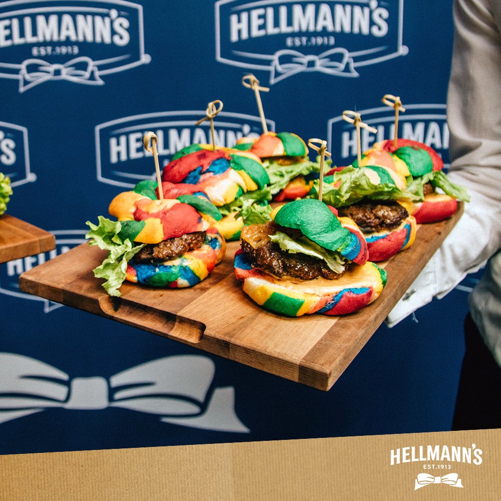 İşte, Hellmann's soslarına en çok yakışan lezzetlerden biri. Rainbow Burger🌈 #GerçekLezzettenYana