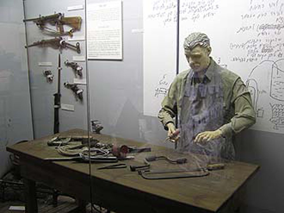 Gertcha_Cowson's tweet photo. #Terrorism celebrated at the #SternGang #Zionist #terorist #museum in #Israel by exhibit of life-sized mannequin bomb / gun maker. #sick https://t.co/3S1qtw6xNN