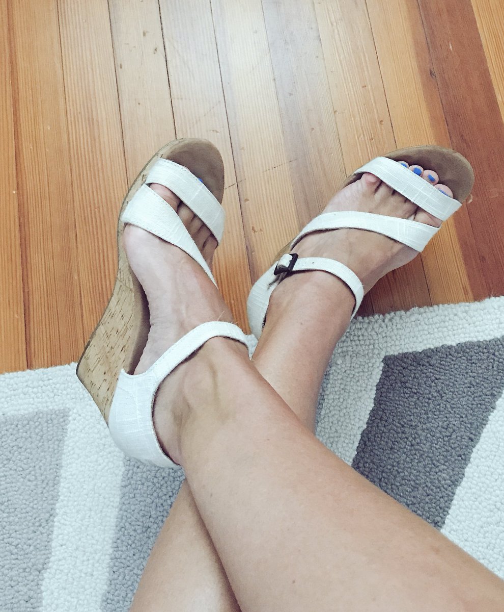 OhGrohs's tweet image. .@chicstripes Hey. I had on flip flops. Then recalled your editors note so I switched to these. You're welcome. #shoes