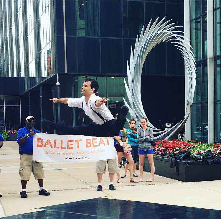 RetailworksInc's tweet photo. Shoutout to @MilwaukeeBallet and @theSculptureMKE for putting on a fabulous pop up performance last night. #streetart #balletbeat #mke https://t.co/1rcNFNkWce
