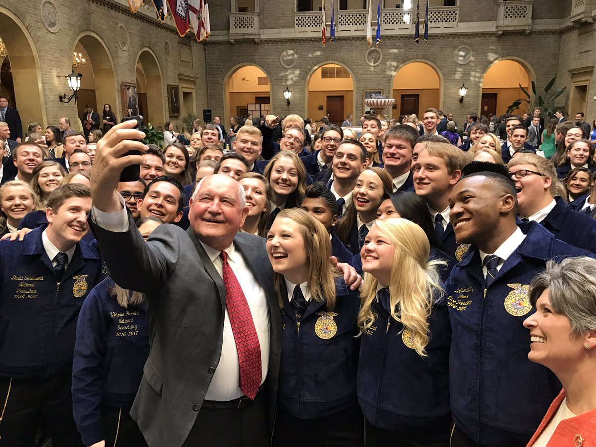SonnyPerdue's tweet photo. This is my personal record for most @NationalFFA kids in one selfie. https://t.co/LwuAYerts0