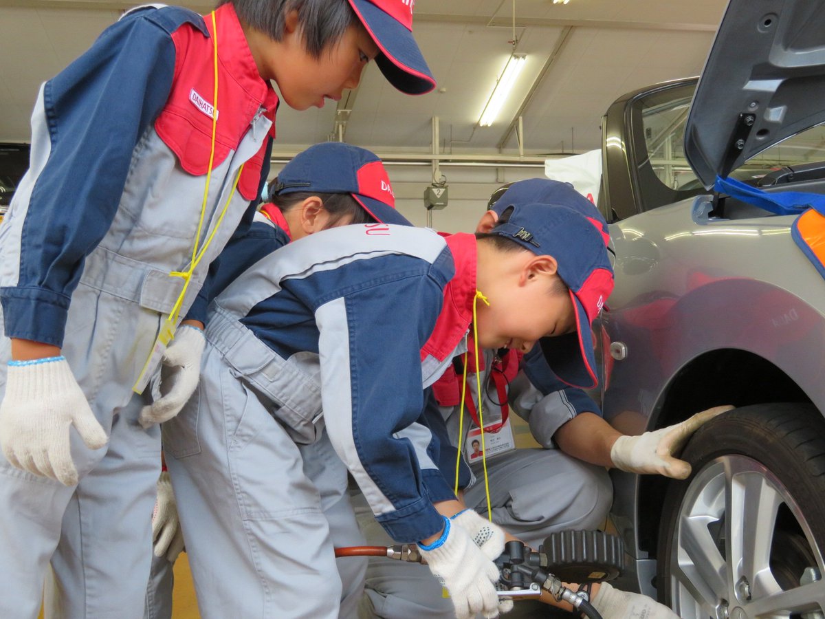 ジョブキッズとやま Twitterren 7 22 富山ダイハツ 車 のしごと開催 キッズたちのメカニックコスチュームがカッコイイ オイルチェックや 重いタイヤ交換 工具を使ってねじ回し等 車 を整備しました お父さんお母さんの次のタイヤ交換は 車整備プロのジョブキッズに
