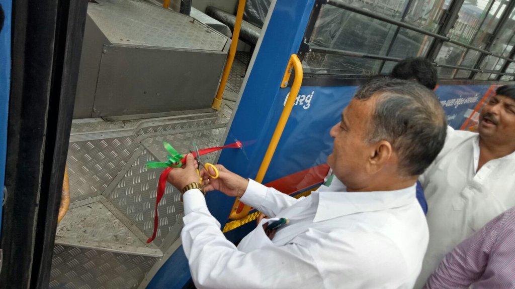 np_veraval's tweet photo. વેરાવળમાં સીટી બસ સેવાની શરૂઆત...પ્રારંભીક ત્રણ બસથી શરૂઆત...માન.મંત્રીશ્રી જશાભાઈ બારડ દ્વારા લોકાપૅણ.. https://t.co/7UxYvqdGZE