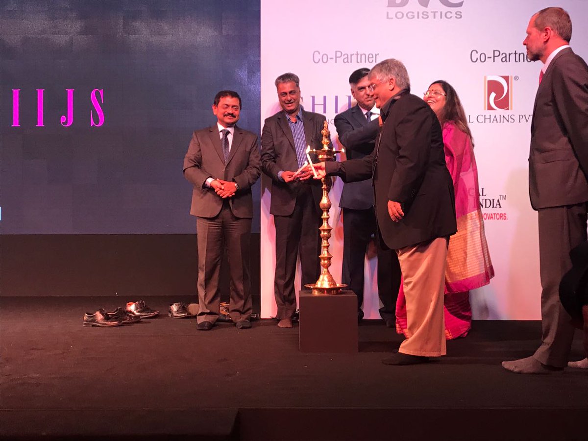 GJEPCIndia's tweet photo. The show has begun with the guests & dignitaries lighting the lamp. Stay tuned to know more. #PreludeToIIJS https://t.co/xm9m4xn517