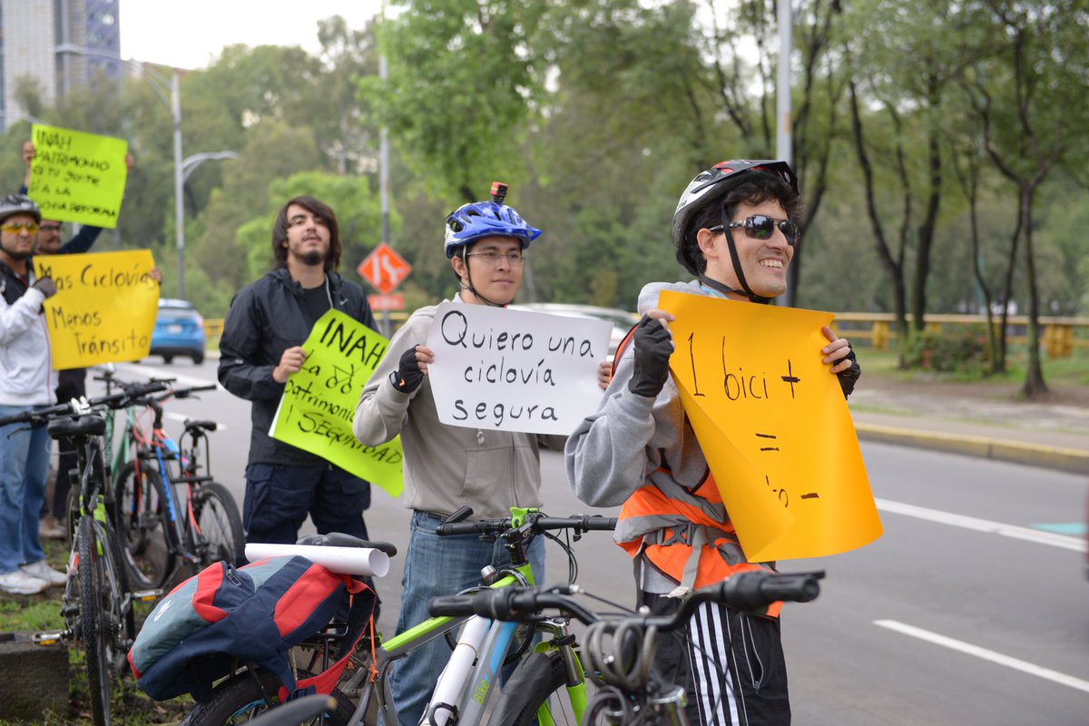 pasotti's tweet photo. Aquí estamos en el camellón de Paseo de la Reforma exigiendo ciclovía segura @INAHmx @GobCDMX. #VallaCiclista https://t.co/NAiHdPPgQX