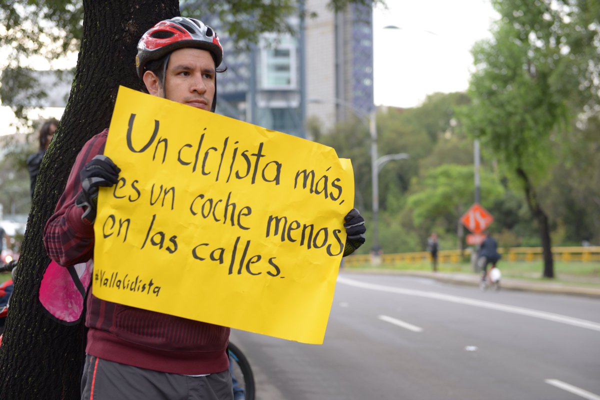 pasotti's tweet photo. Aquí estamos en el camellón de Paseo de la Reforma exigiendo ciclovía segura @INAHmx @GobCDMX. #VallaCiclista https://t.co/NAiHdPPgQX