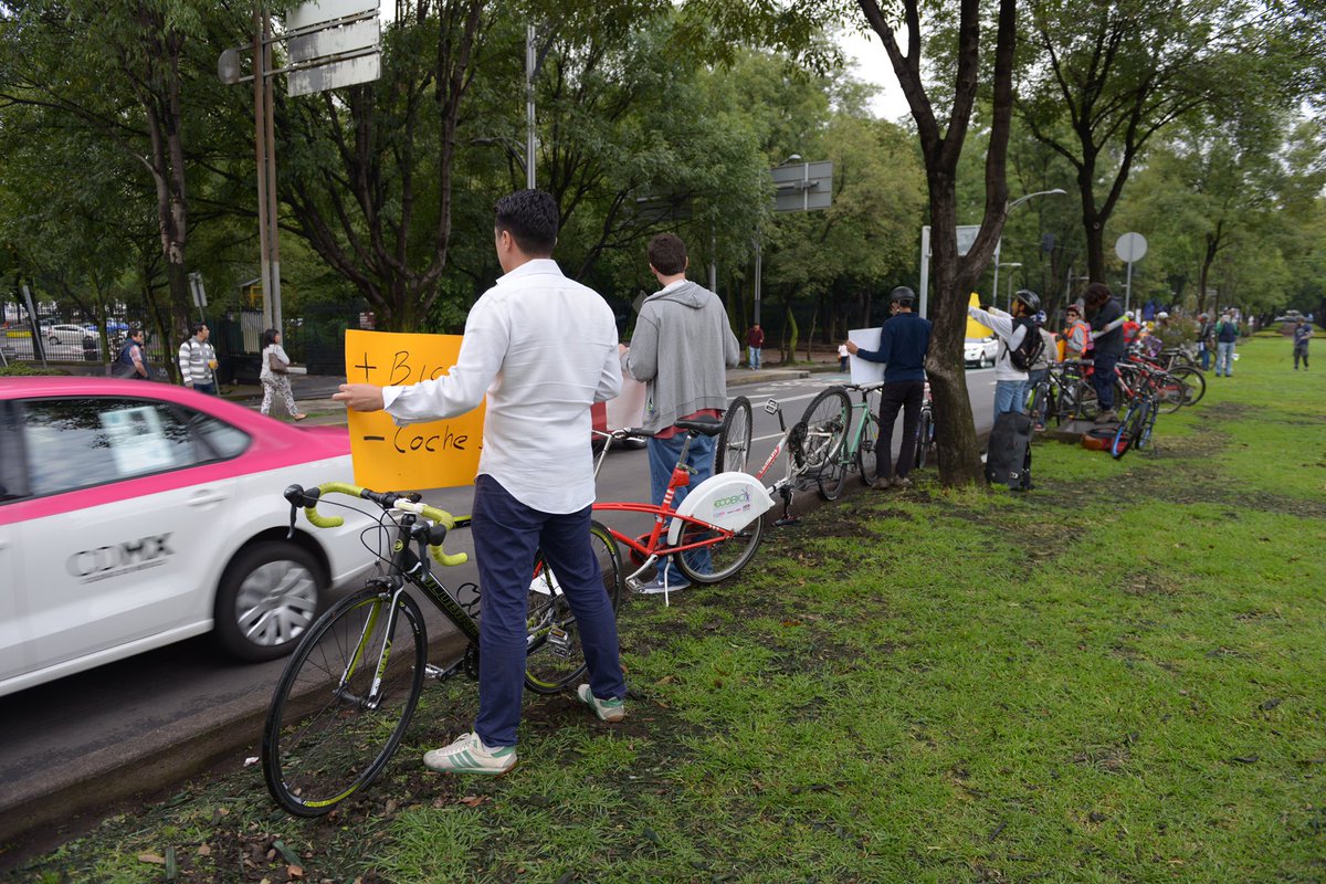 pasotti's tweet photo. Aquí estamos en el camellón de Paseo de la Reforma exigiendo ciclovía segura @INAHmx @GobCDMX. #VallaCiclista https://t.co/NAiHdPPgQX