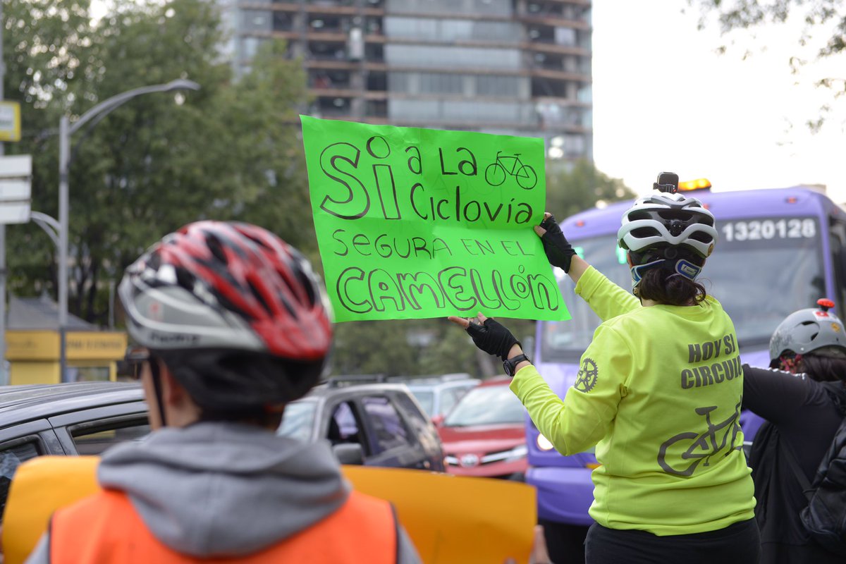 pasotti's tweet photo. Aquí estamos en el camellón de Paseo de la Reforma exigiendo ciclovía segura @INAHmx @GobCDMX. #VallaCiclista https://t.co/NAiHdPPgQX
