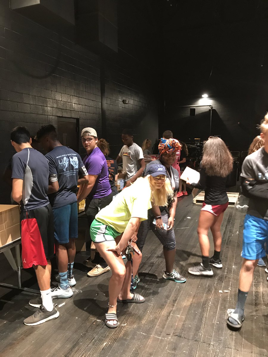 bellevillebasic's tweet photo. Stuffing backpacks for #backpacktoschool #servingthecommunity @BvilleILChamber https://t.co/Dlxv3yqge2