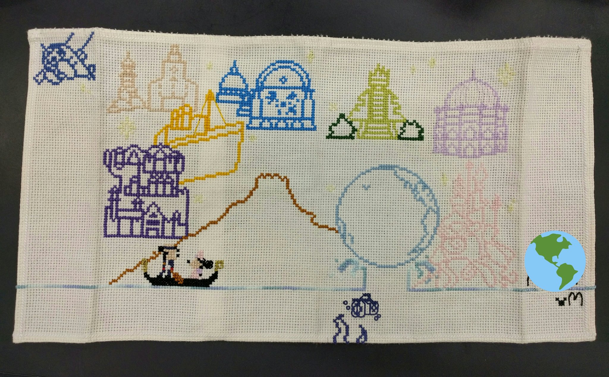 みに丼 秋に向けて待機 ディズニーシー柄のクロスステッチ 授業で作ってたけどやっと完成した 初めてだったけど中々上手くいって大満足 サインは名前入ってるのでイニシャルのみ ちなみに画像2枚目の本のブックカバーです T Co