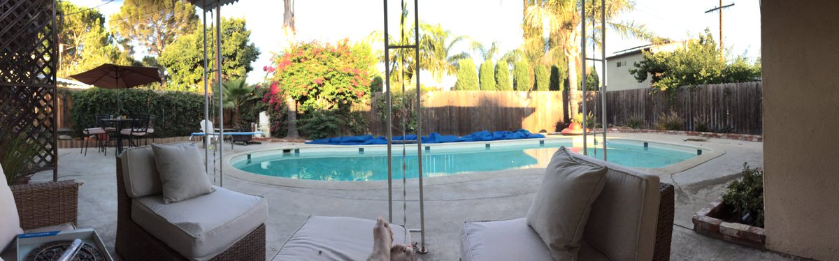 ElkinsRobyn's tweet photo. Kicking back this morning at my cousin's house on our LA journey https://t.co/aTUCwF2ZtK