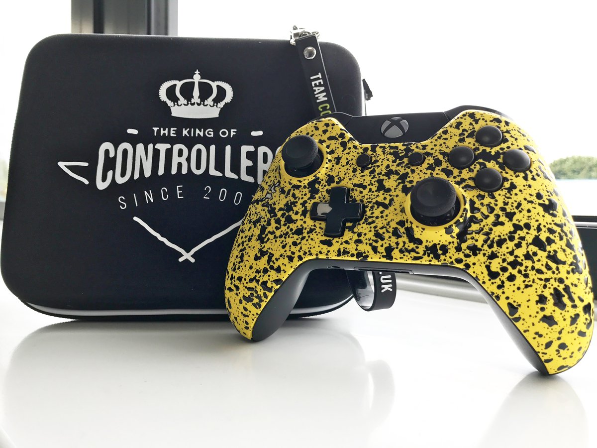 XRockerGaming's tweet photo. 3D Splash Yellow looking pretty in the office 😍 #kingofcontrollers https://t.co/bDsVmwHKKO https://t.co/ZNTqVwqbPV