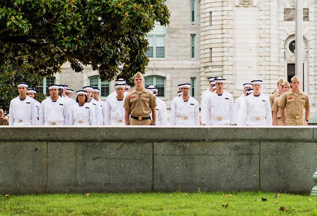 NavalAcademy's tweet photo. Plebe Summer noon meal formation! #usna #plebesummer #trainon #2021 https://t.co/Thco5OWjLC