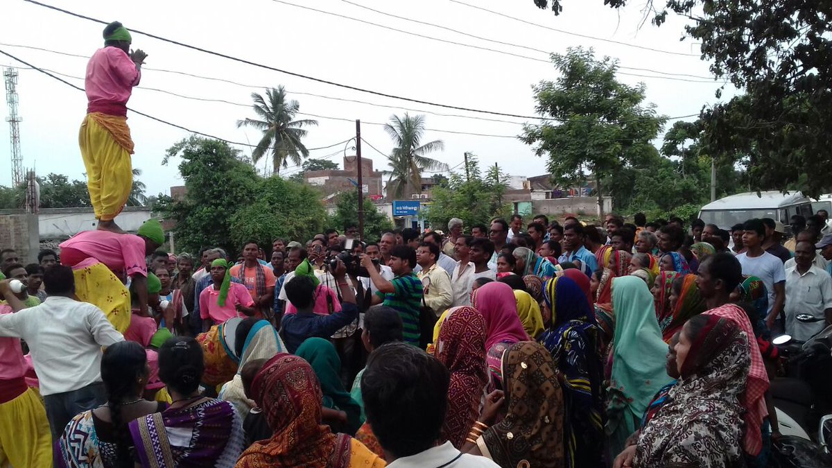 Ganjam_Admin's tweet photo. AWAAS MELA in all Panchayats of Ganjam Dist. About 4000 work orders &amp; Rs.1.34 Crs incentives disbursed. A sincere effort to promote "3T". https://t.co/Equxs24YBv